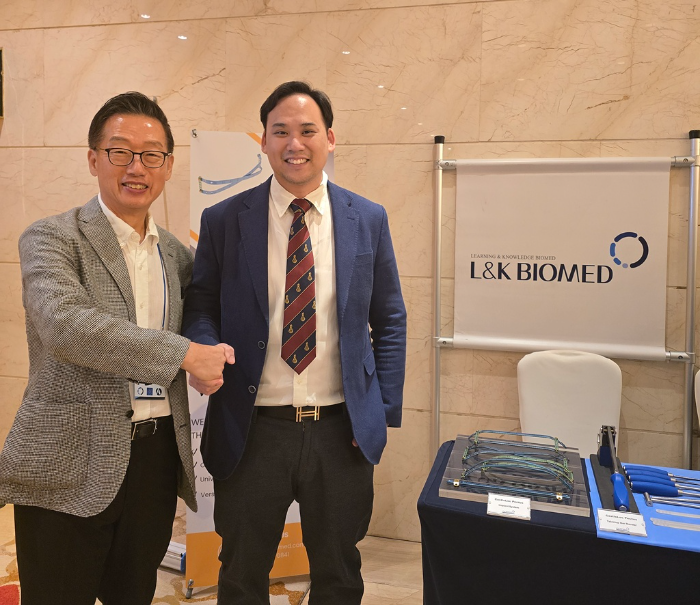 사진 설명-(왼쪽부터) 기성욱 ME&H 대표이사, 시라(Dr. Sira) 바지라 병원 외과 교수가 미팅을 기념해 사진촬영을 하고 있는 모습