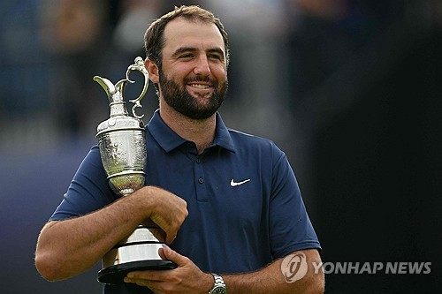 디오픈 우승 트로피 '클라레저그'를 들고 기뻐하는 셰플러. / 사진=연합뉴스