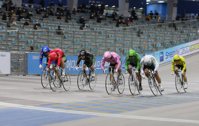광명스피돔에서 우수급 선수들이 결승선을 향해 질주하고 있다.