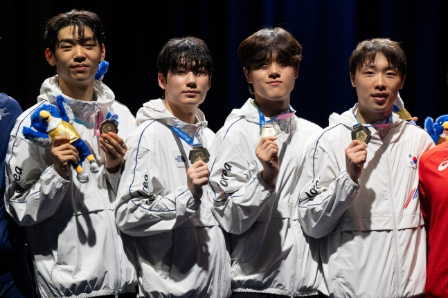 남자 사브르 단체전 금메달 획득한 박상원(오른쪽부터), 박정호, 임재윤, 황희근 / 사진=연합뉴스