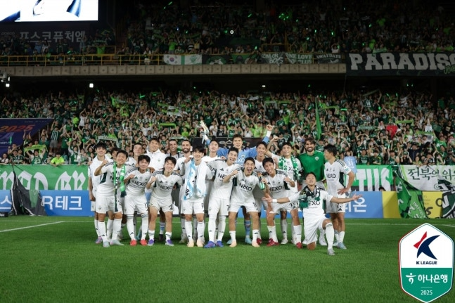 승리 세리머니를 펼치는 전북 현대 선수들 / 사진=한국프로축구연맹 제공. 연합뉴스