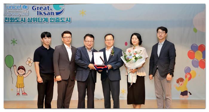 정헌율 익산시장, 하림 정호석 대표이사(가운데)와 하림임직원들이 기념 촬영하고 있다.