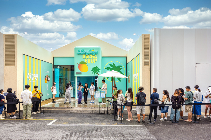 배스킨라빈스가 7월 이달의 맛 ‘애망빙’ 출시를 기념해 서울 성수동에 운영한 체험형 팝업스토어 ‘망빙고 가챠샵’ 입구에서 방문객들이 입장을 기다리고 있다.