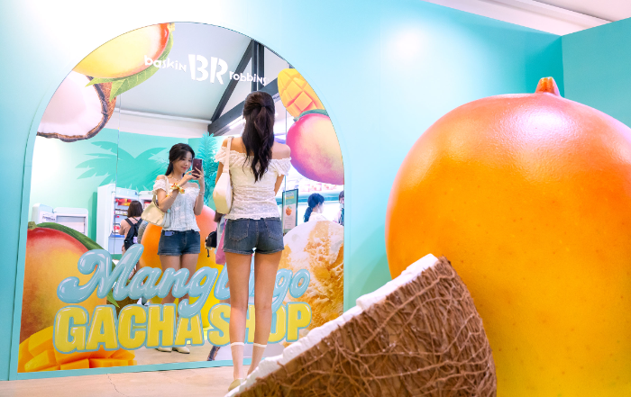 ‘망빙고 가챠샵’ 내 셀피존에서 방문객이 트로피컬 무드의 포토존에서 기념사진을 촬영하고 있다.