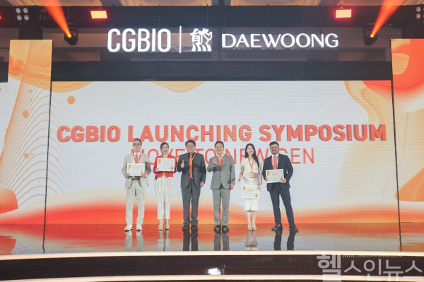 나보타 론칭 심포지엄에 참가한 연사들이 기념 사진을 촬영하고 있다. (대웅제약 제공)