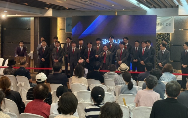 HDC현대산업개발 정경구 대표이사를 비롯한 대표단이 홍보설명회에 참석한 모습 ⓒHDC현대산업개발