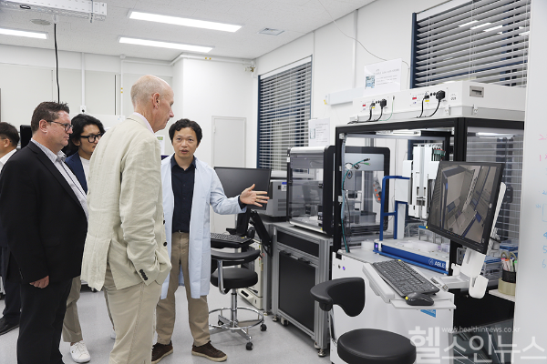 한국생명공학연구원 바이오파운드리 베타시설을 방문 중인 국제 공동연구팀 (한국생명공학연구원 제공)
