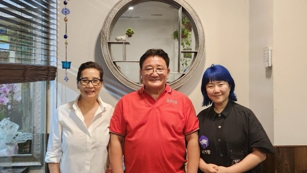 스페인 현지에서 만난 박영은 고수플러스 대표(오른쪽)와 김영기 유럽한인총연합회 회장(가운데), 관계자와 함께 기념촬영. 이번 만남을 통해 박 대표는 제18대 대외협력이사로 공식 위촉됐다. / 사진=주식회사 고수플러스