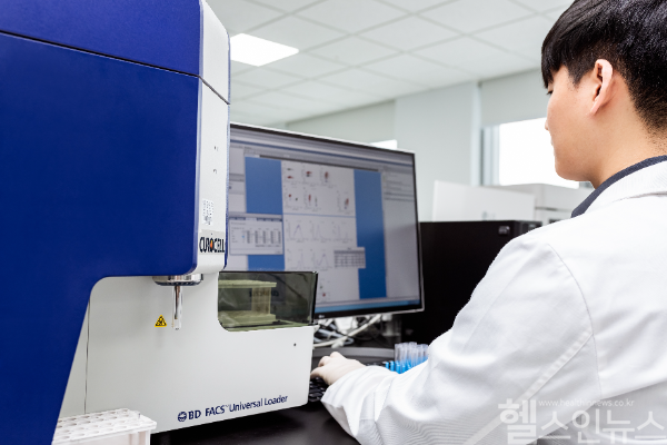 CAR-T 치료제 연구 개발 모습 (큐로셀 제공)