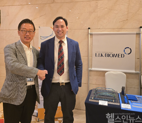 (왼쪽부터) 기성욱 ME&H 대표이사, 시라(Dr. Sira) 바지라 병원 외과 교수가 미팅을 기념해 사진촬영을 하고 있는 모습 (엘앤케이바이오메드 제공)