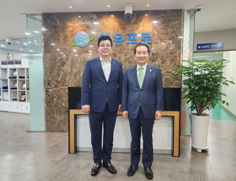 엘유프로 김세호 대표와 정세균 前 국무총리 / 사진제공=엘유프로