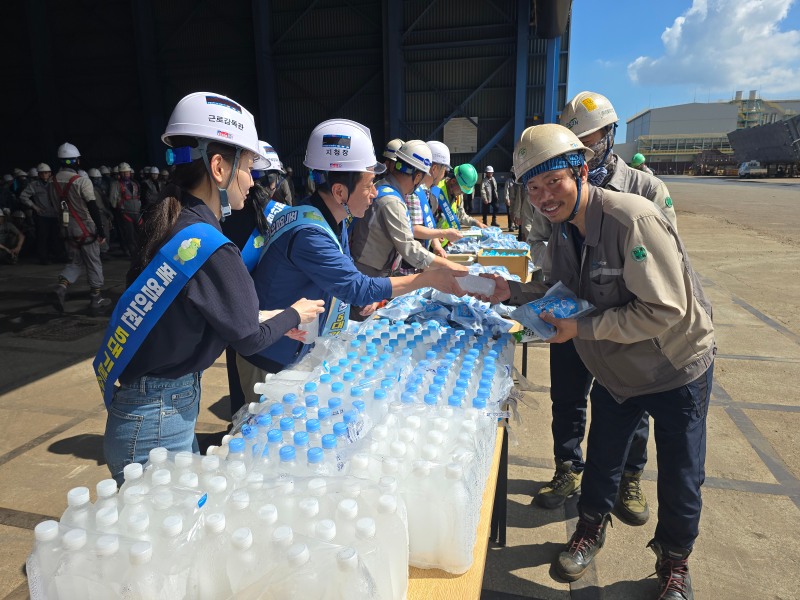 울산고용노동지청과 안전보건공단 울산지역본부는 21일 세진중공업에서 조선업 옥외 노동자 온열질환 예방을 위한 캠페인을 전개했다./안전보건공단 울산지역본부