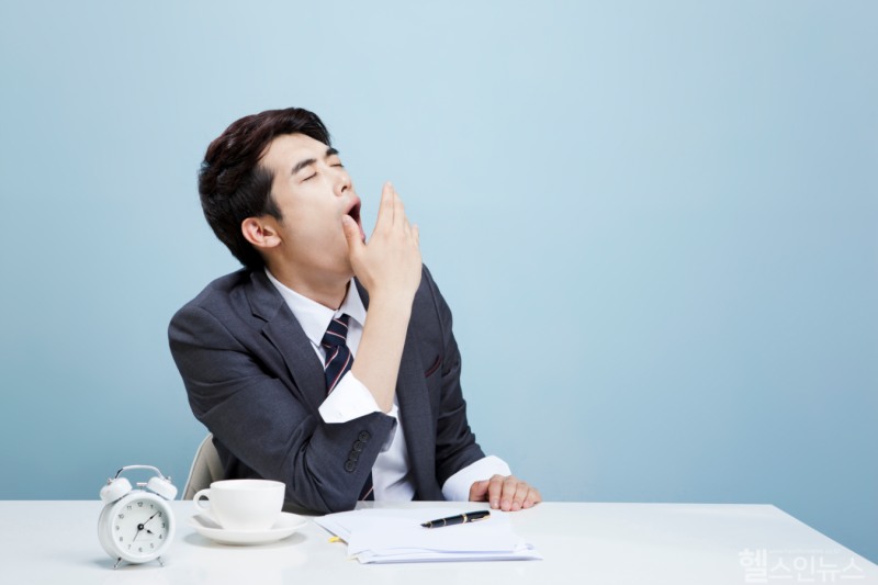 점심 식사 후 참을 수 없는 졸음이 쏟아진다면 점심 식단을 확인해 봐야 한다. 몸의 변화로 생기는 식곤증은 카페인으로도 이기기 어려울 수 있다. (클립아트코리아)