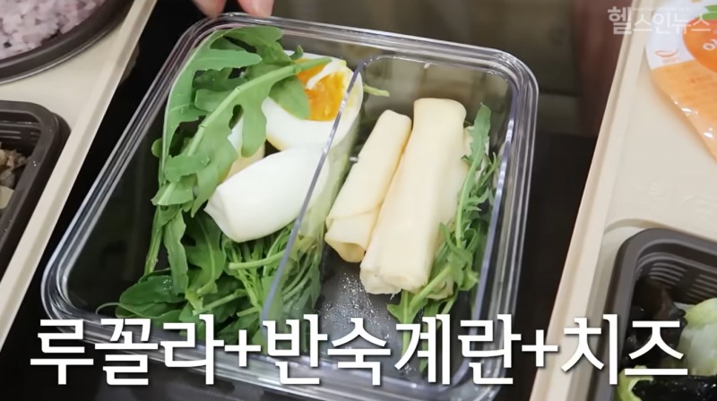 방송인 이영자가 챙겨다니는 다이어트 도시락은 채소, 반숙달걀, 치즈, 오이, 당근 등으로 구성돼 있다. (유튜브, '이영자 TV)