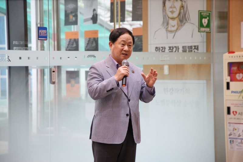 주광덕 남양주시장이 자매도시중국 창저우시로 떠나는 청소년 국제교류단 출국 환송회에서 청소년들을 격려했다.