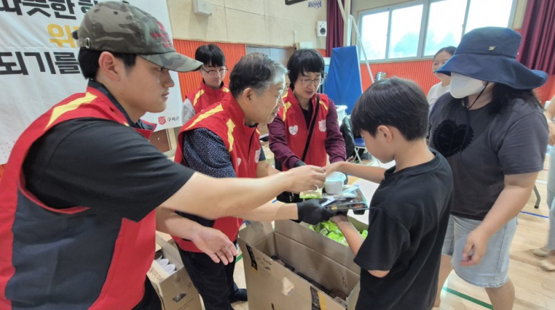아산시 구세군이 집중호우 피해 이재민에게 도시락을 제공하는 장면(아산시청 제공)