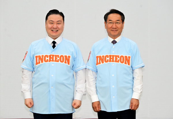 지난 21일 자원봉사자 발대식 현장에서 최준호 형지엘리트 대표이사(좌)와 유정복 인천시장(우)이 유니폼을 착용한 모습