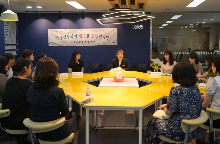김길성 중구청장이 학교로 찾아가 학부모들과 현장 소통 간담회를 진행하고 있다. (서울 중구 제공)