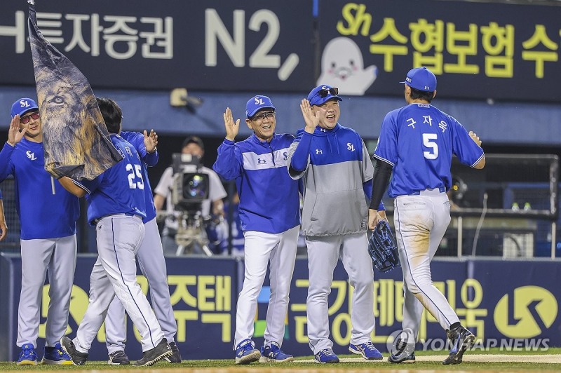 승리 자축하는 박진만 감독과 구자욱 / 사진=연합뉴스