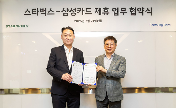 삼성카드와 스타벅스와 이번 협약을 계기로 제휴카드를 출시하고, 공동 마케팅 등을 협업할 예정이다. 삼성카드 김이태 사장(오른쪽)과 스타벅스 코리아 손정현 대표가 기념사진을 촬영하고 있다. ⓒ 삼성카드