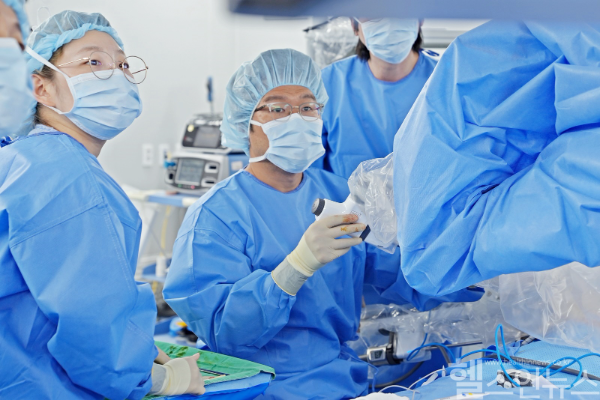 Dr. Kyung-Sik Nam, a cardiothoracic surgeon at Uijeongbu Eulji University Hospital, prepares to perform robotic surgery on a patient with a mediastinal tumor. (Photo courtesy of Uijeongbu Eulji University Hospital)