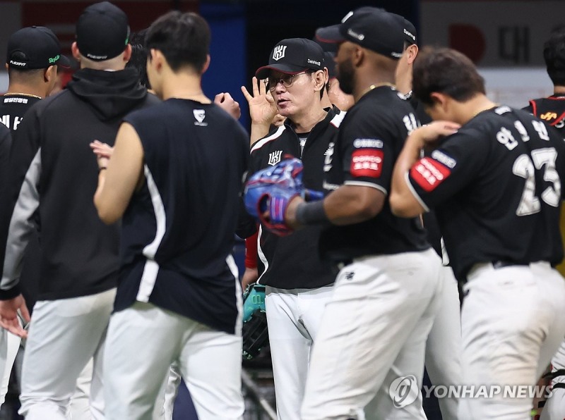 이강철 kt 감독이 선수들과 함께 기뻐하고 있다. / 사진=연합뉴스