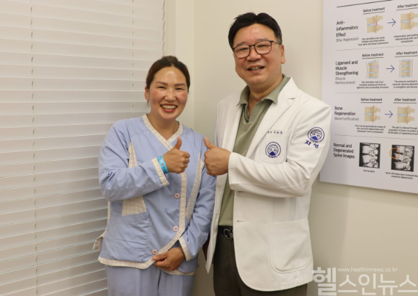 나랑체첵(왼쪽) 씨가 이상운 원장으로부터 한의통합치료를 받은 후 기념사진을 촬영하고 있다. (자생한방병원 제공)