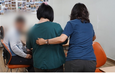 인천시사회복지대체인력지원센터 대체인력종사자가 한 장애인 주간보호시설에서 식사 지원 업무를 하고 있다. (인천시 제공)