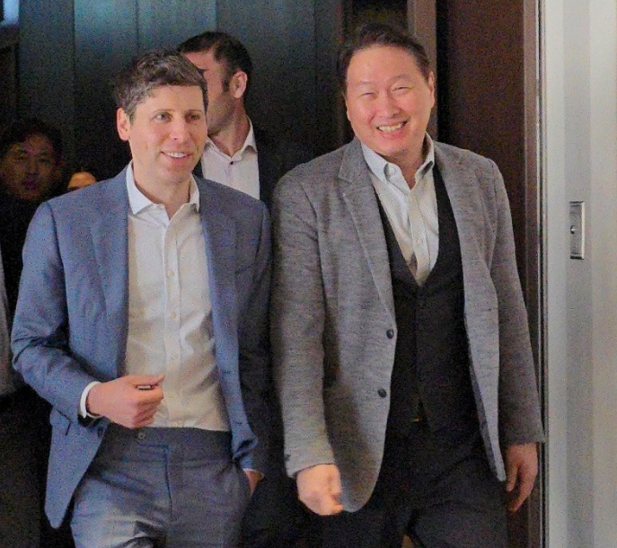 최태원 SK그룹 회장과 샘 올트먼 오픈AI 최고경영자(CEO)가 2월 4일 오전 서울 중구 더플라자 호텔 서울에서 회동을 마친 뒤 함께 이동하고 있다. 사진=연합뉴스