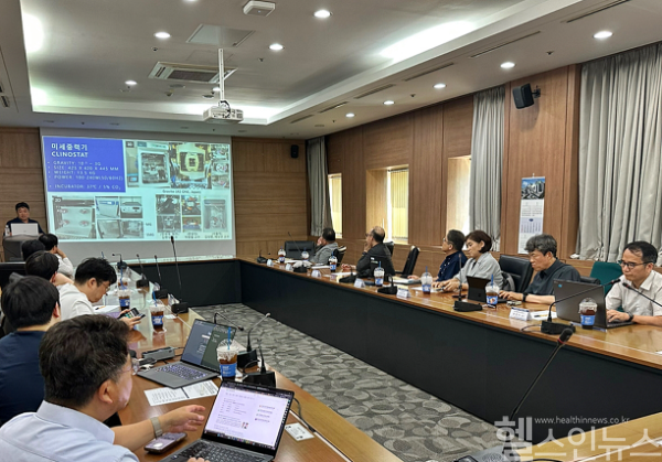 세미나 참석자들이 인하대병원 개방형실험실의 우주항공의학 관련 인프라에 대한 설명을 듣고 있다. (인하대병원 제공)