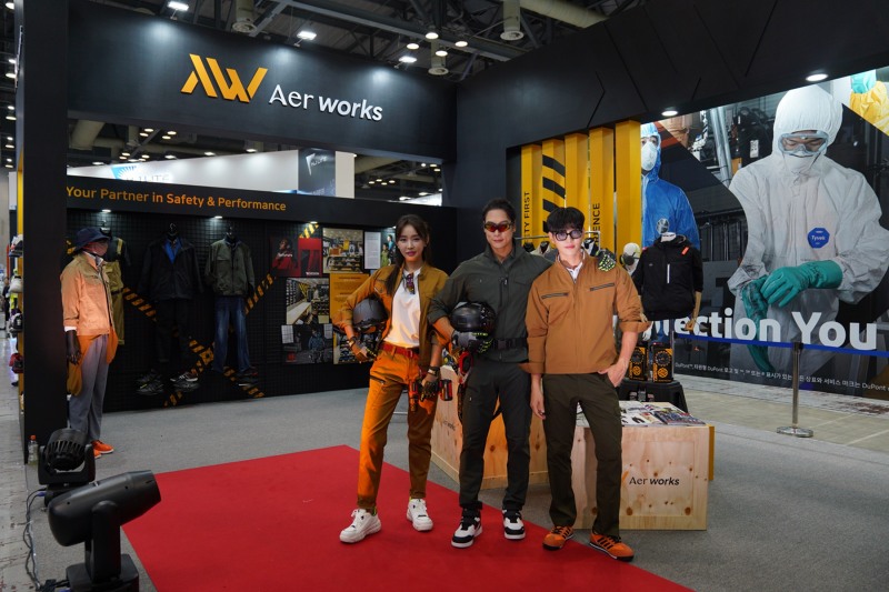 ▲모델들이 아에르웍스 부스 앞에서 포즈를 취하고 있다. (이미지 제공 : 아에르웍스)