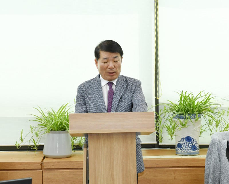 백경현 구리시장이 22일 시청 4층 기자실에서 사과 성명서를 발표했다.