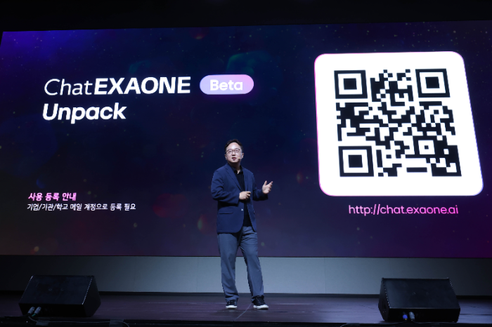 22일 LG AI 토크 콘서트 2025에서 최정규 LG AI연구원 AI에이전트그룹장이 발표하고 있는 모습