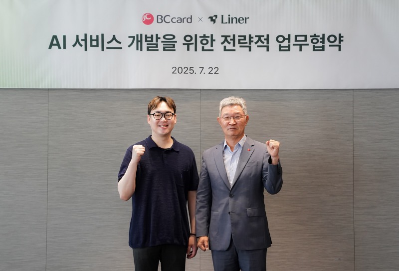 BC카드가 22일 서울 중구 소재 BC카드 본사에서 글로벌 AI 검색 엔진 기업인 Liner와 양사 AI 플랫폼을 접목한 신규 서비스 출시 등 지속적인 협업을 위한 MOU를 체결했다. 사진은 협약식에 참석한 최원석 BC카드 사장(오른쪽)과 김진우 Liner 대표./BC카드
