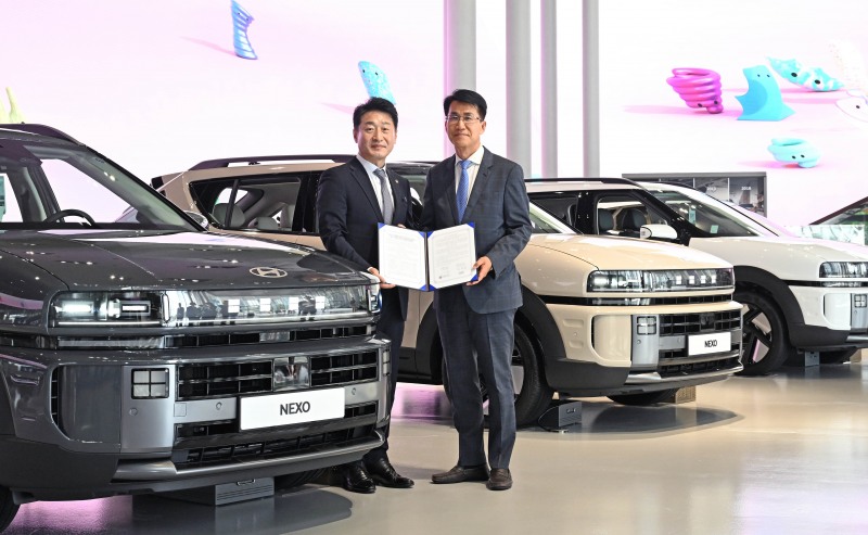 22일 현대 모터스튜디오 고양에서 김동욱 현대차그룹 부사장(사진 오른쪽), 이호현 산업통상자원부 제2차관 (사진 왼쪽)이 현대차 디 올 뉴 넥쏘를 배경으로 기념 촬영을 하고 있다./현대차그룹