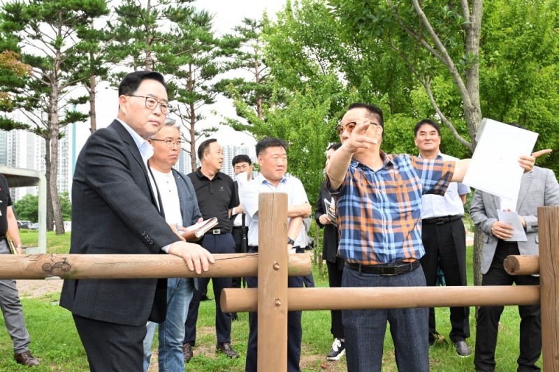 양주시 강수현 시장이 옥정호수공원의 수질과 조경 개선을 위해 현장점검을 실시했다.(양주시청 제공)