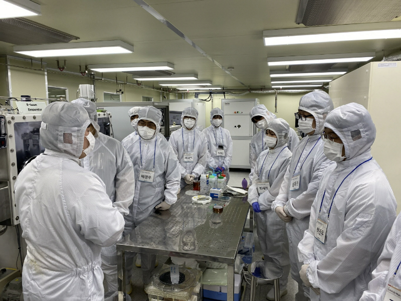 ‘2025 반도체 8대 공정 이해와 실습 심화과정’에 참여한 학생들 모습 (사진제공=국립한밭대학교)