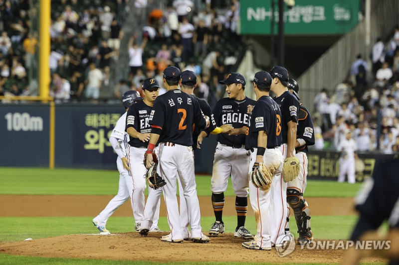 10연승을 달성한 한화이글스 선수들이 환호하고 있다. / 사진=연합뉴스