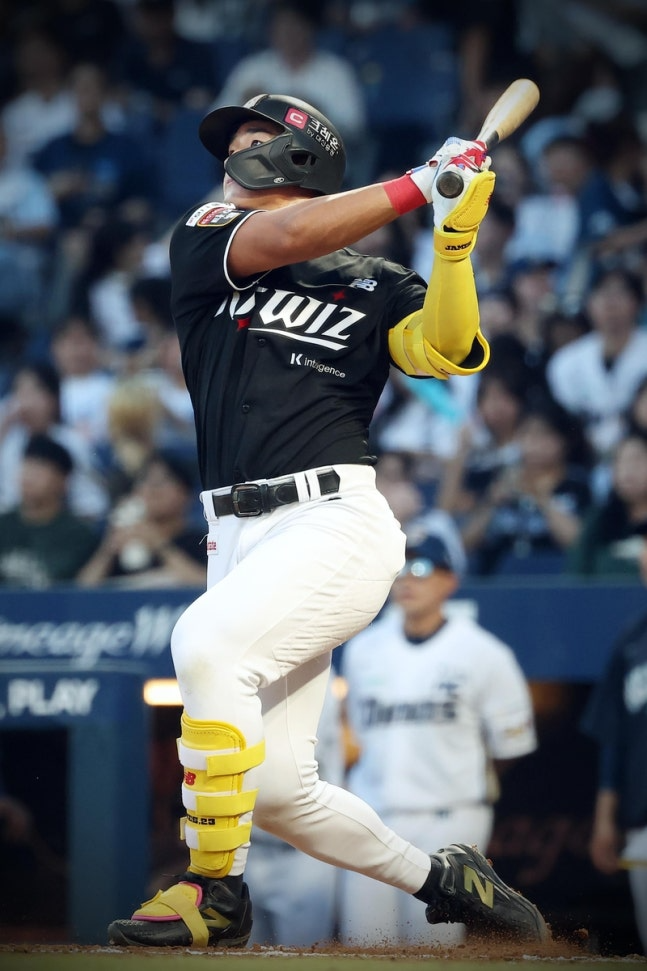 홈런 타구 바라보는 kt 안현민 / 사진=kt wiz 제공. 연합뉴스