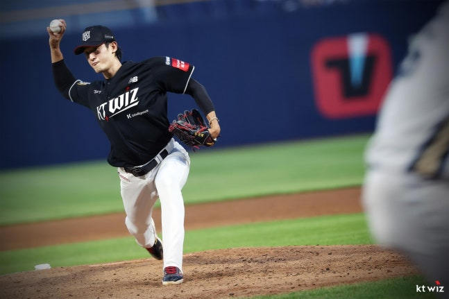 역투하는 kt의 선발 투수 고영표 / 사진=kt wiz 제공. 연합뉴스