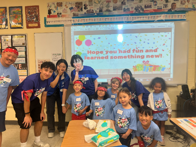 숙명여대 SIWA 봉사단이 미국 뉴욕주 알바니 ‘무지개 캠프’에서 한인 입양아를 대상으로 교육봉사를 하는 모습 (사진제공=숙명여대)