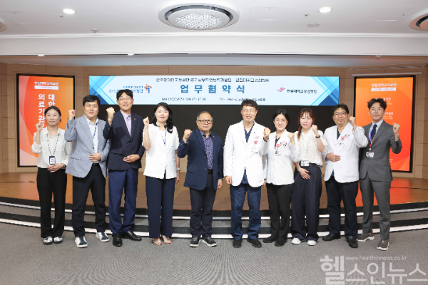 (왼쪽부터) 권지현 경기남부직업능력개발원 교사, 김민준 융복합훈련팀장, 김혁수 특화훈련팀장, 황아윤 능력개발처장, 장동수 원장, 김형수 한림대학교성심병원 병원장, 이미연 한림대학교의료원 커맨드센터장, 김영미 커맨드센터 부센터장, 강준구 한림대학교성심병원 진료부원장, 이승대 행정부원장 (한림대성심병원 제공)