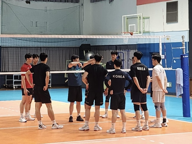 석진욱 남자 U-21 대표팀 감독의 지시를 듣는 선수들 / 사진=대한배구협회 제공. 연합뉴스