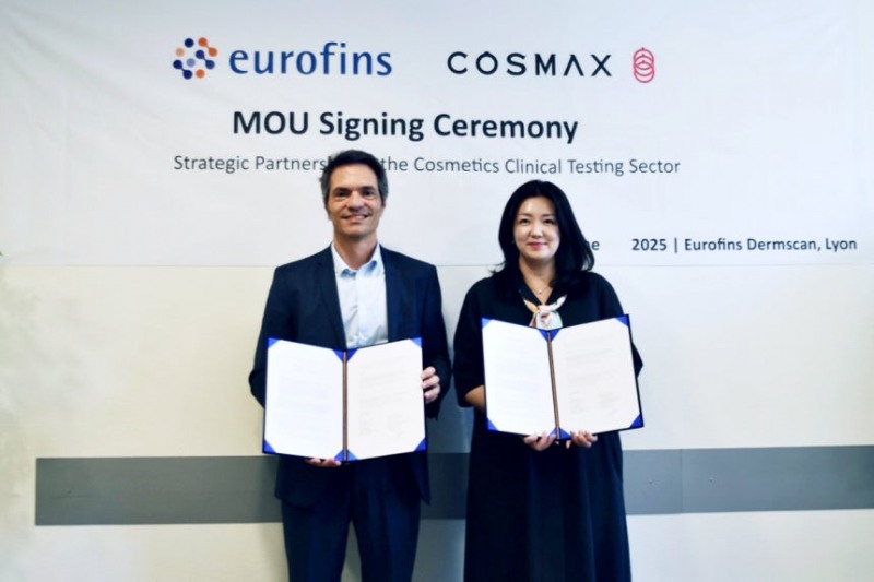 지난달 18일 프랑스 리옹에서 열린 코스맥스와 유로핀즈의 전략적 파트너십 체결식에서 얀 어거스틴 유로핀즈 화장품부문 유럽총괄(왼쪽)과 박새롬 코스맥스 R&I센터 피부임상연구팀장이 기념사진을 찍고 있다