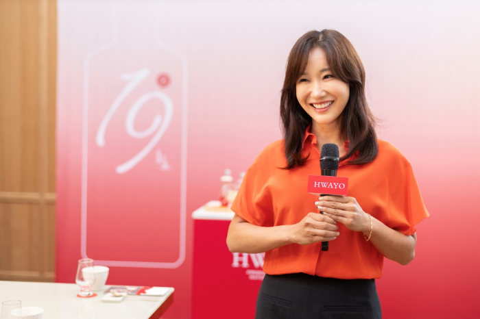 시음행사에서 ‘화요19金’을 소개하고 있는 ㈜화요 조희경 대표이사, 제공: ㈜화요