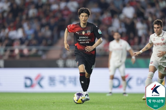 포항 유니폼 입고 드리블하는 기성용 / 사진=한국프로축구연맹 제공. 연합뉴스