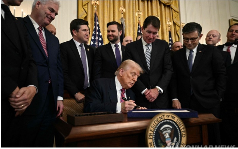 트럼프 대통령이 22일(현지시간) 일본에 대한 관세율 15% 타결 후 서명하고 있다. 사진=AFP통신, 연합뉴스