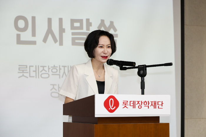 롯데장학재단 장혜선 이사장이 전달식에서 인사말을 전하고 있다.