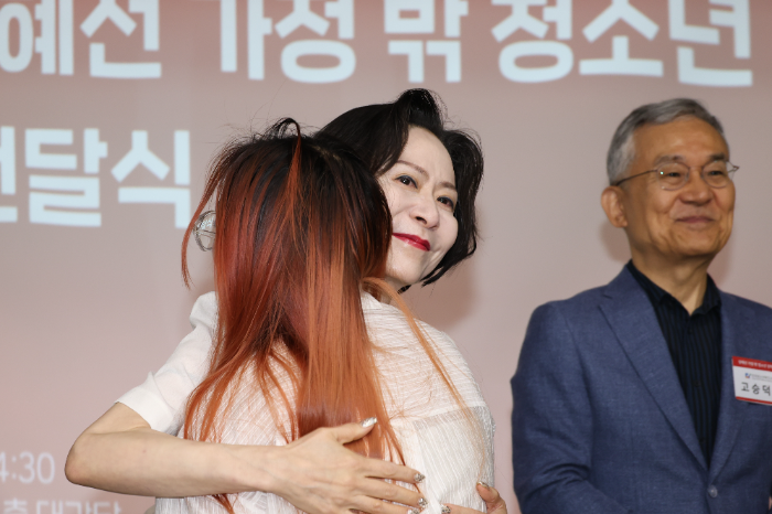 롯데장학재단 장혜선 이사장이 장학생들과 인사를 나누고 있다.