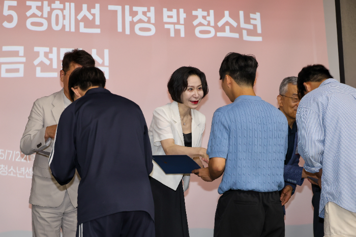 롯데장학재단 장혜선 이사장이 장학생들과 인사를 나누고 있다.